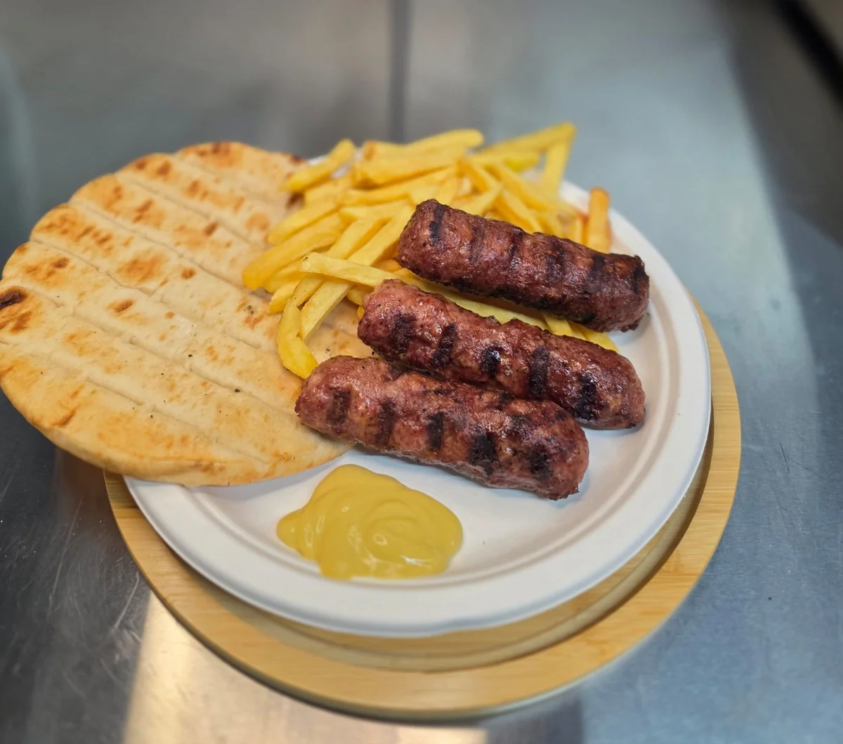 Meniu 3 Mici - Meniu complet cu mici porc-vită, cartofi prăjiți, pita și sos