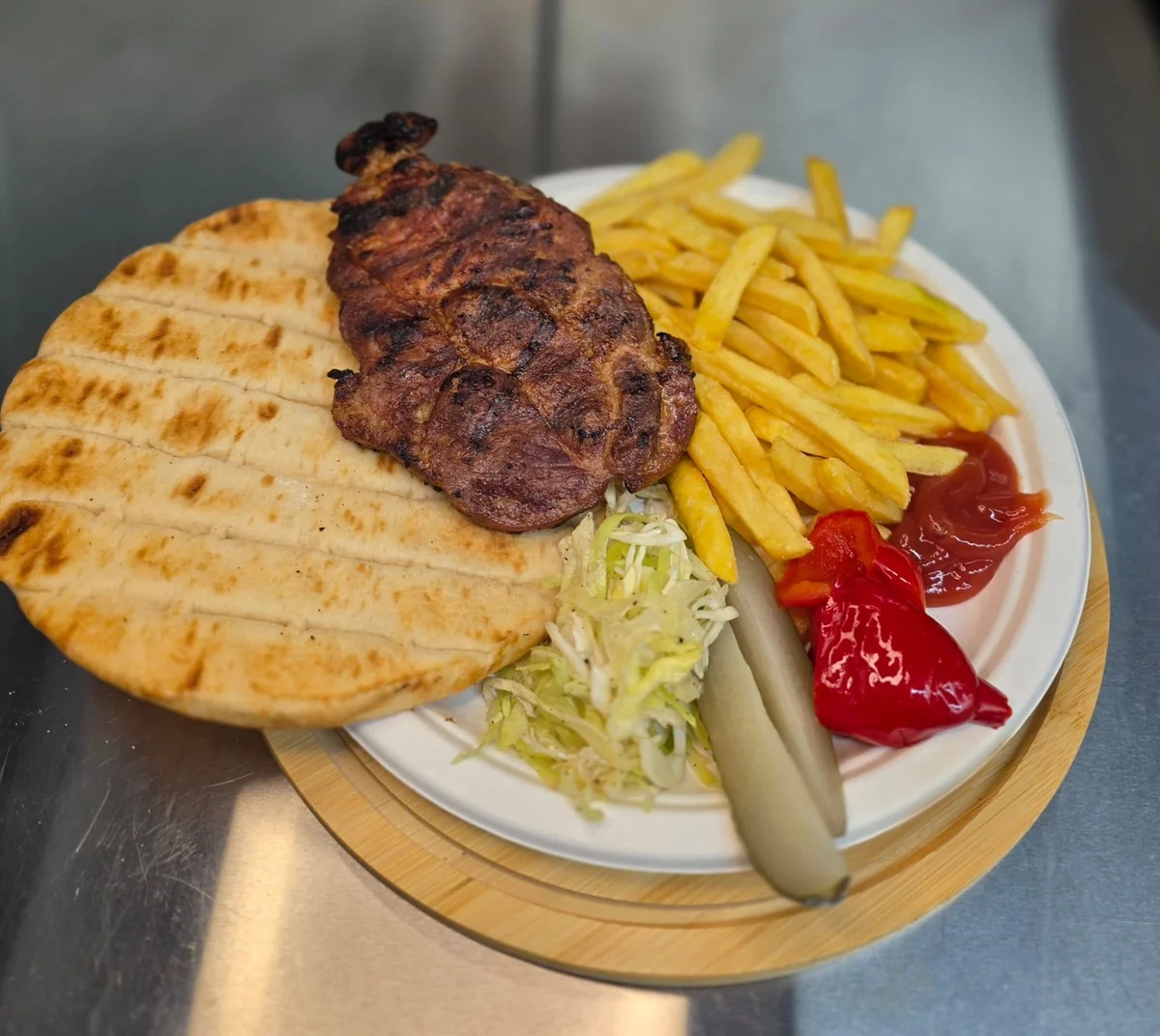 Meniu Ceafă de Porc - Ceafă de porc la grătar cu garnitură completă