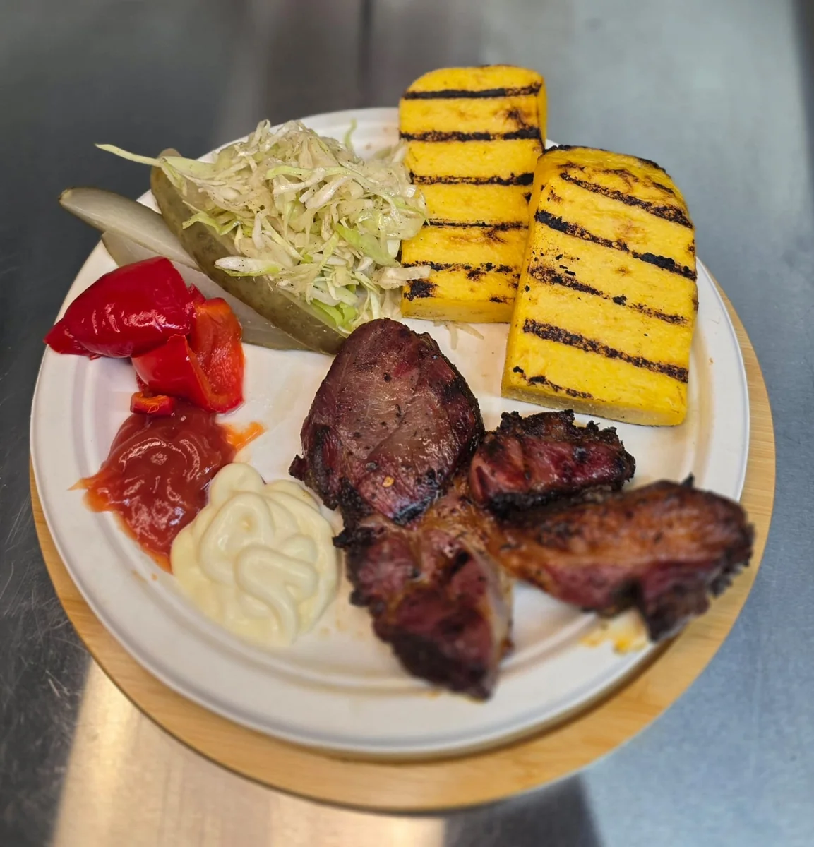 Meniu Pastramă Berbecuț - Specialitatea casei - pastramă de berbecuț cu mămăligă pe grătar